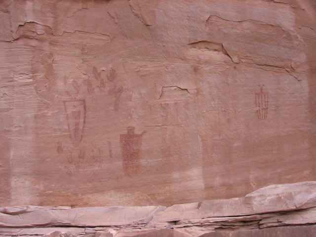 Peekaboo rock art panel, archaic figures